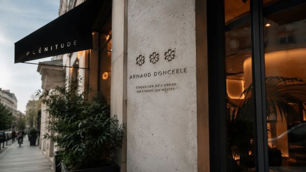 Que faut-il savoir sur les restaurants d'un chef triplement étoilé à Paris ?